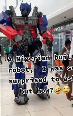 A man brings his self-built giant robot to a mall, where a crowd gathers to watch it dance A man brings his self-built giant robot to a mall, where a crowd gathers to watch it dance